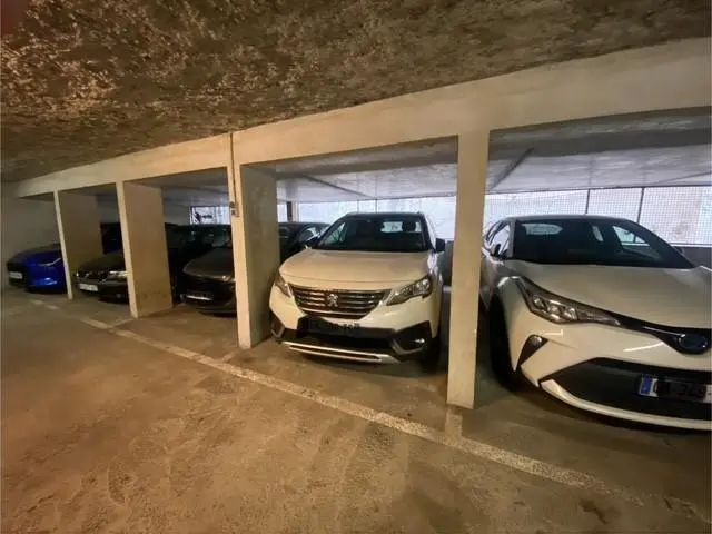 Photo 2 Parking