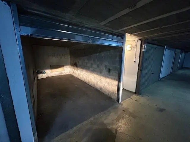 Photo 2 Parking