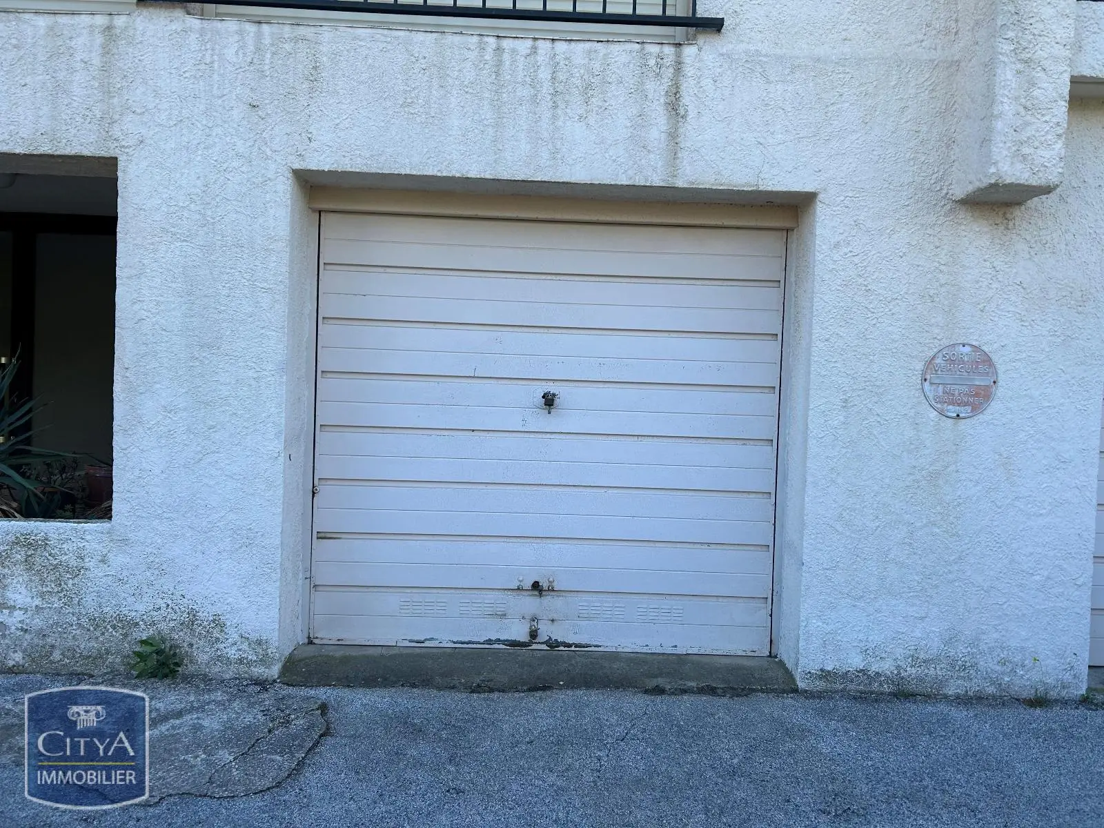 Photo 1 Parking
