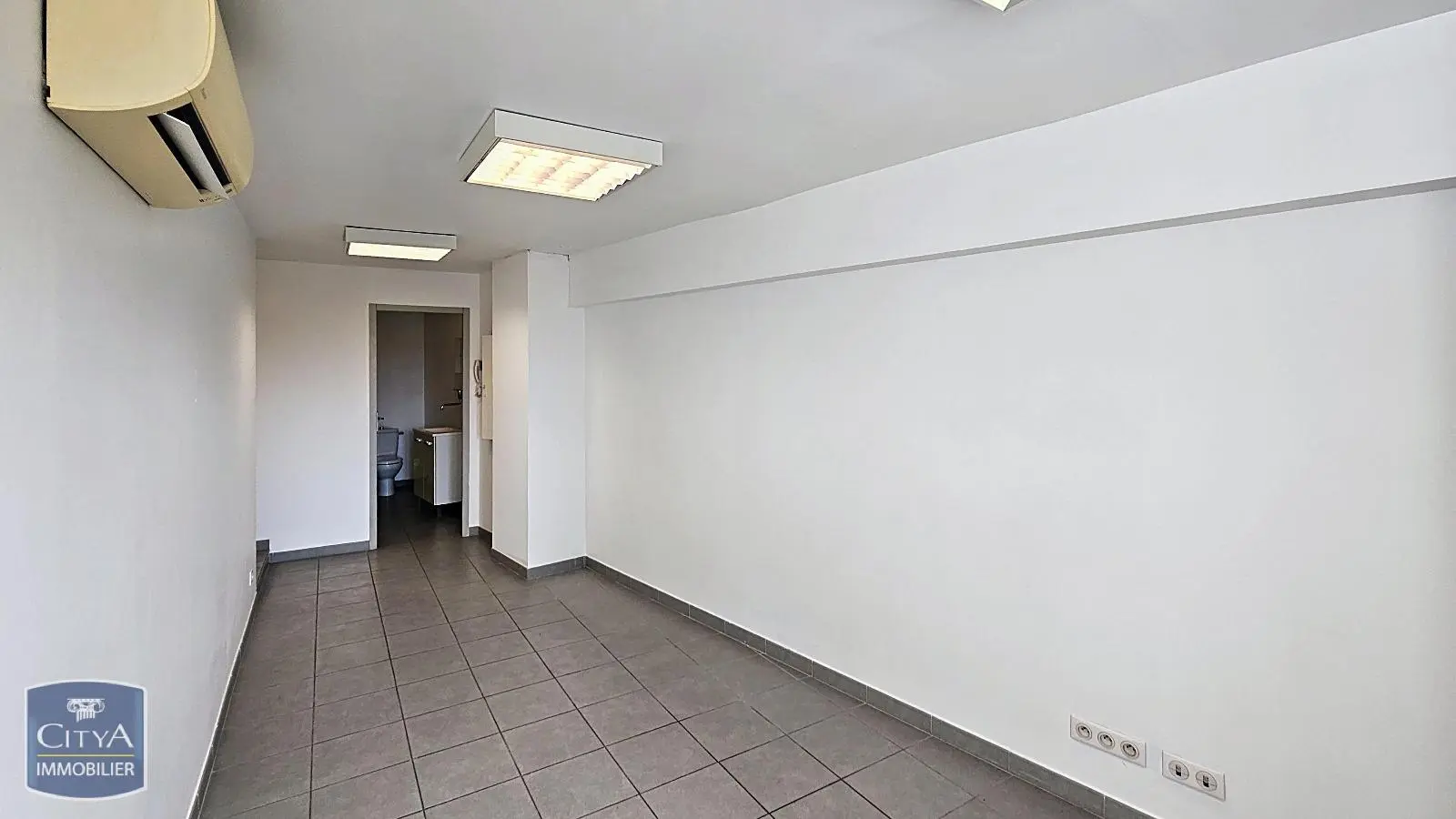 Photo 2 Local Professionnel 1 pièce 21.82m²