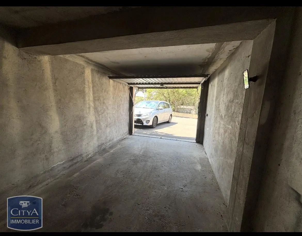 Photo 3 Parking