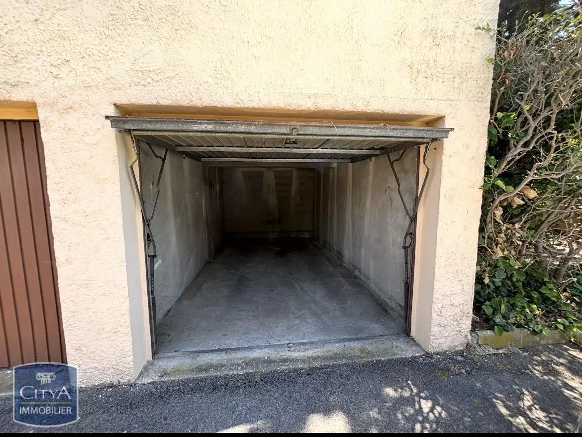 Photo 1 Parking