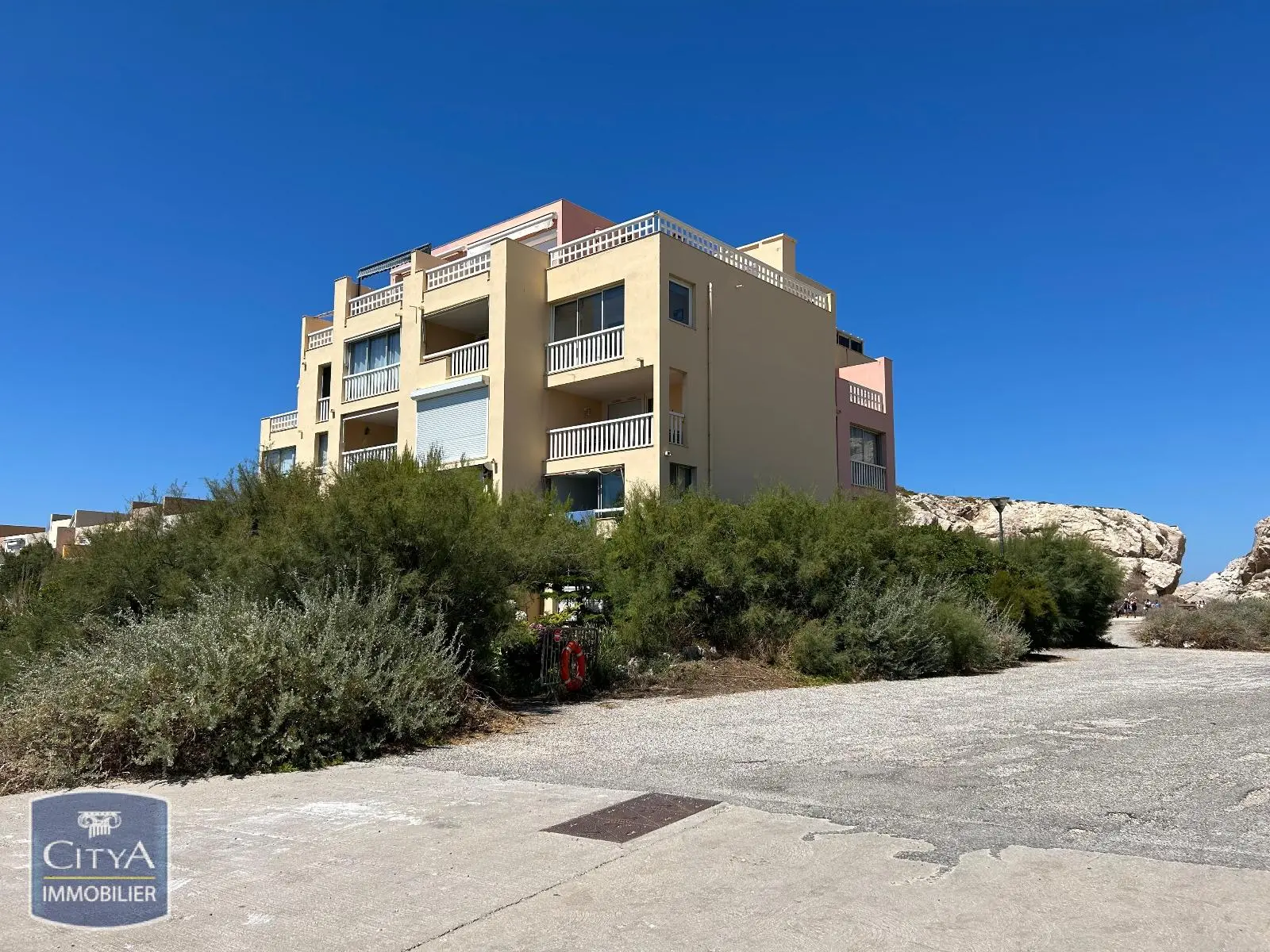 au 1er étage de cet immeuble "Les Balcons du Port".