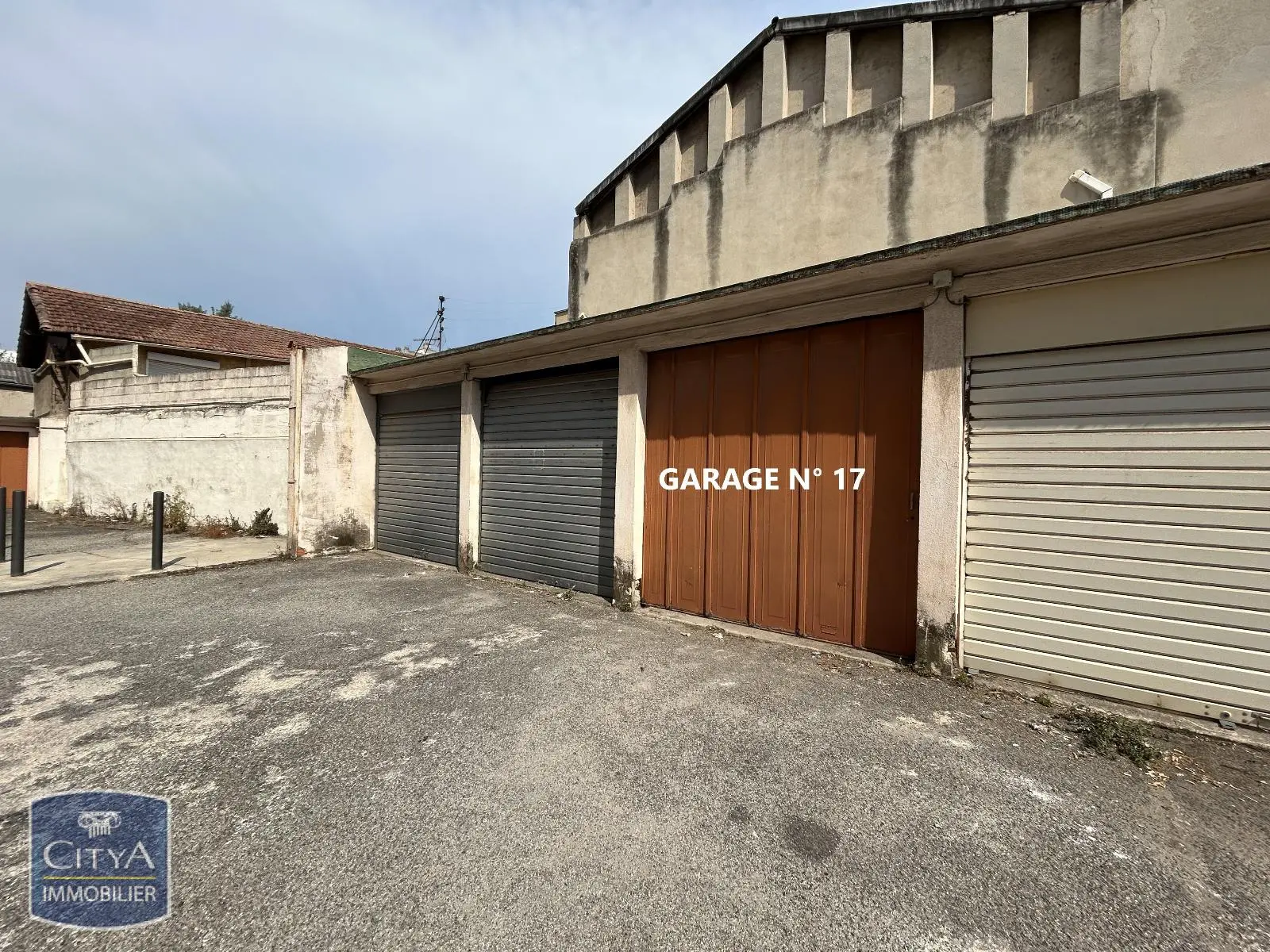Photo 2 Parking