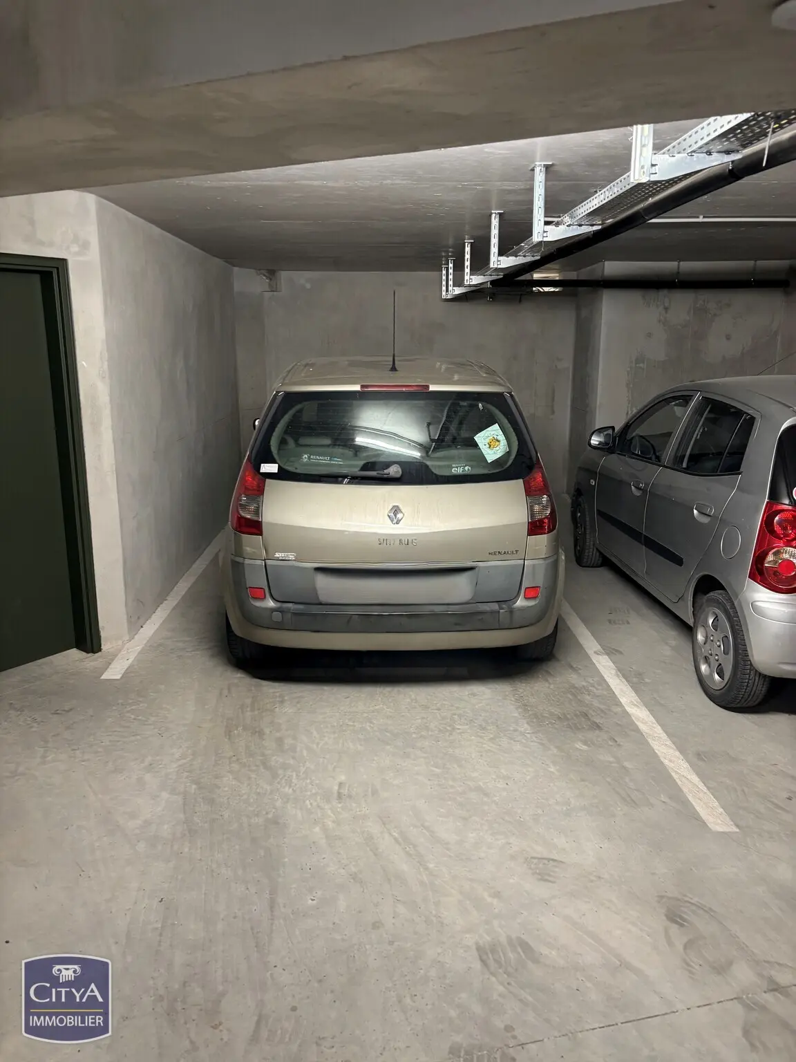 Photo 1 Parking