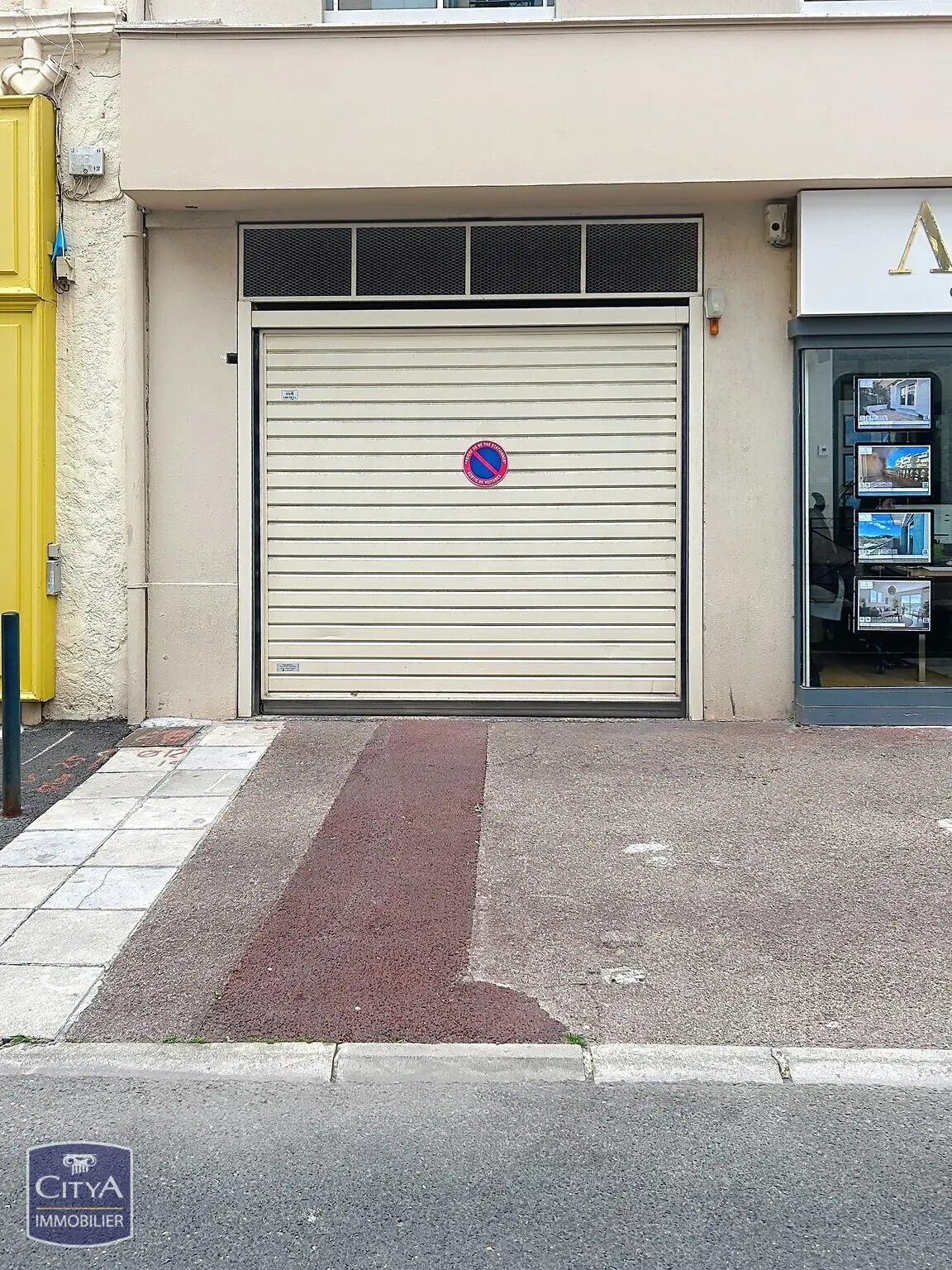 Photo 2 Parking