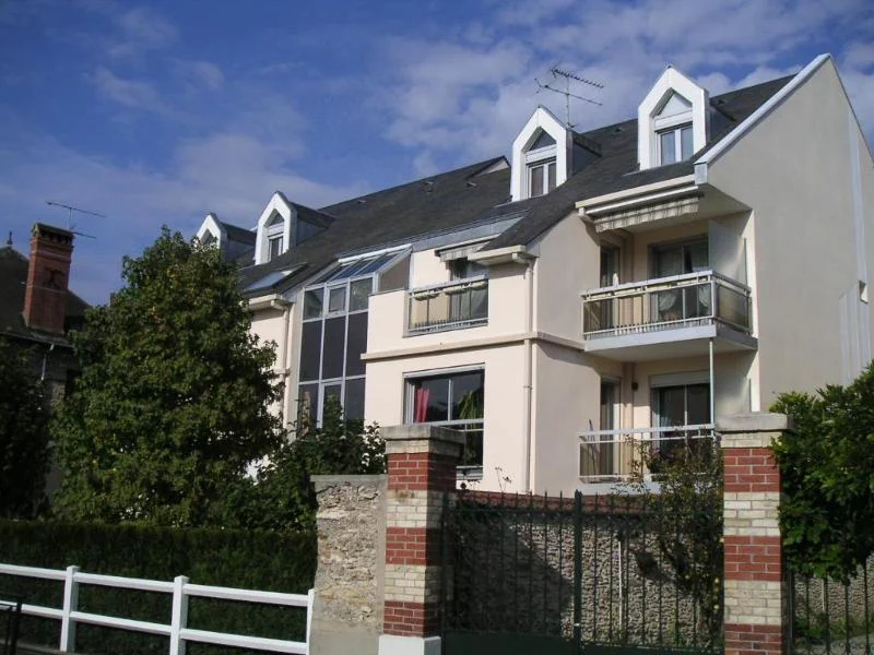 A LOUER DEUX PIECES CENTRE VILLE DE RAMBOUILLET AVEC BALCON GARAGE ET CAVE
