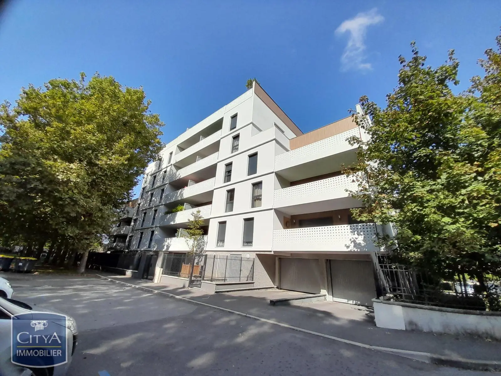 Photo 1 Parking