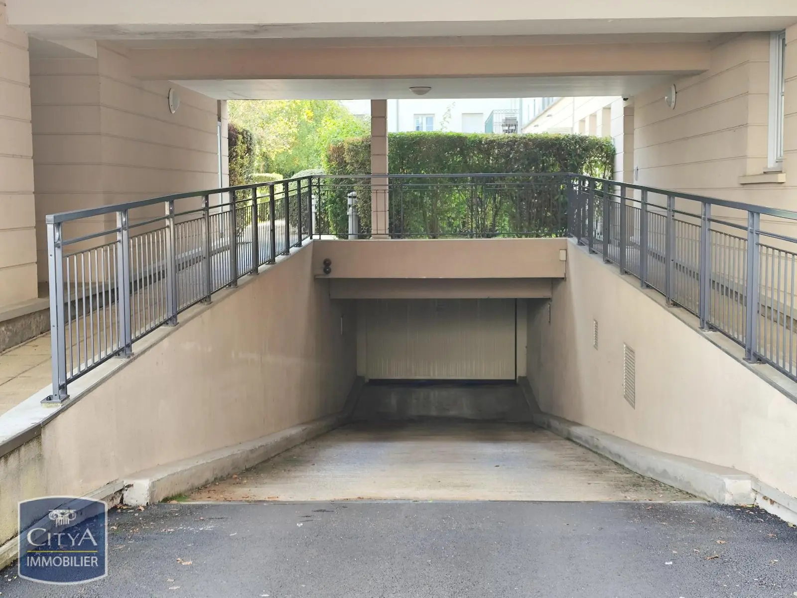 Photo 2 Parking