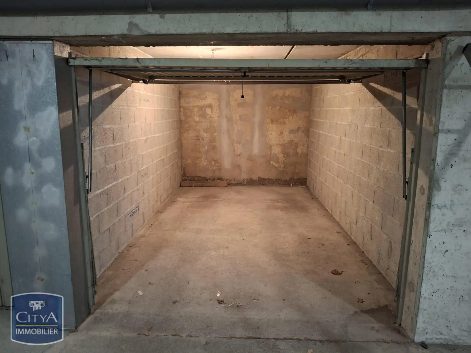 Photo 1 Parking