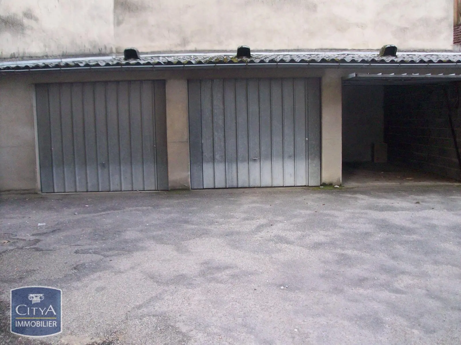 Photo 2 Parking