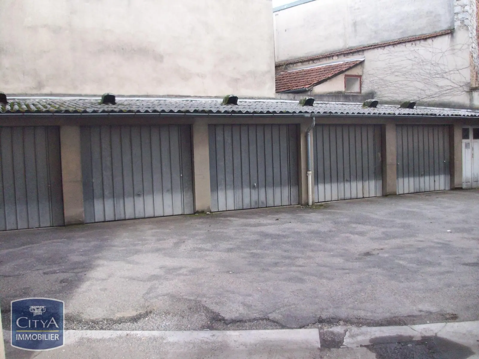 Photo 3 Parking