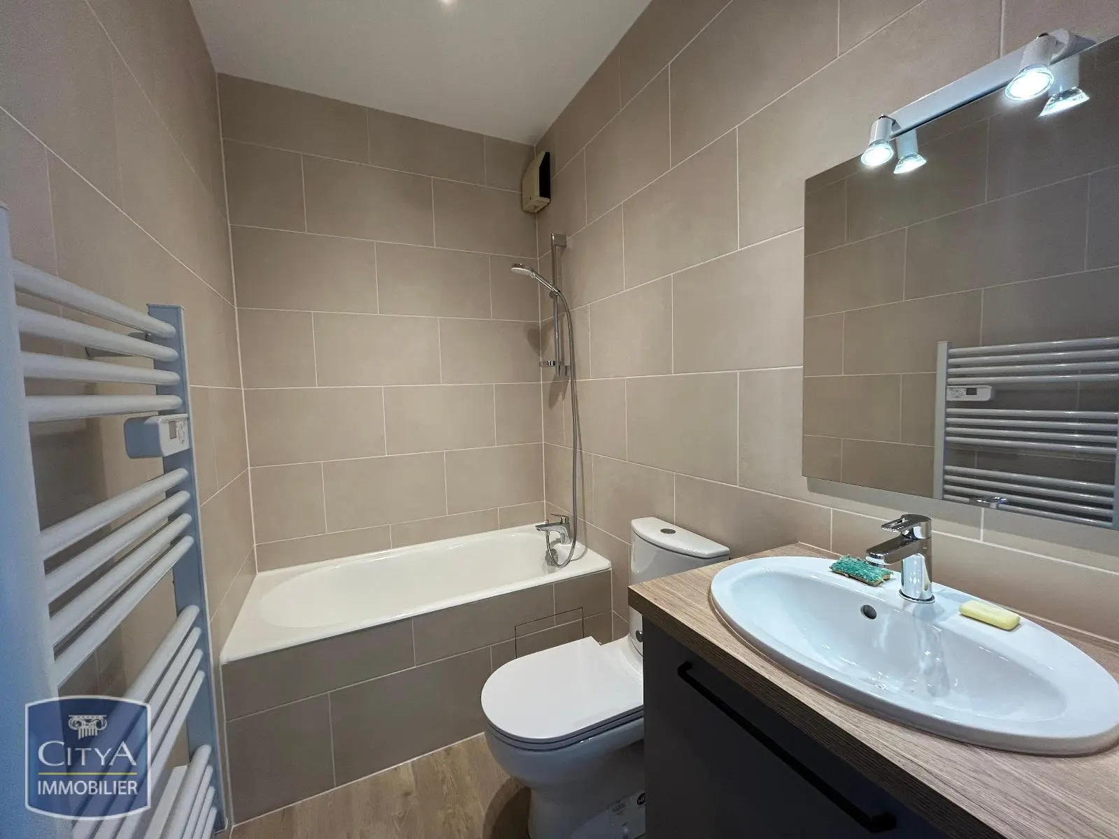 T1 MEUBLÉ PROCHE CHU