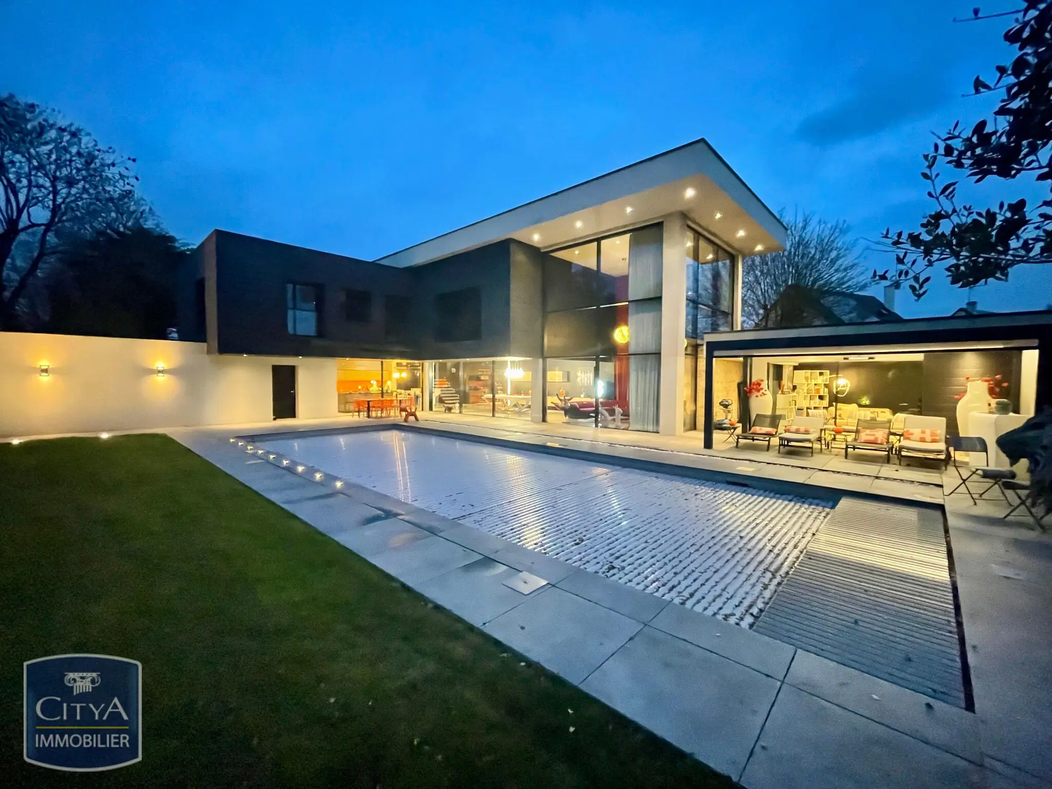 Photo 1 Maison 8 pièces 318m²