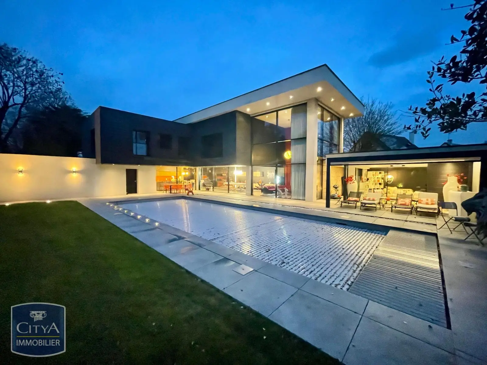 Photo 1 Maison 8 pièces 318m²