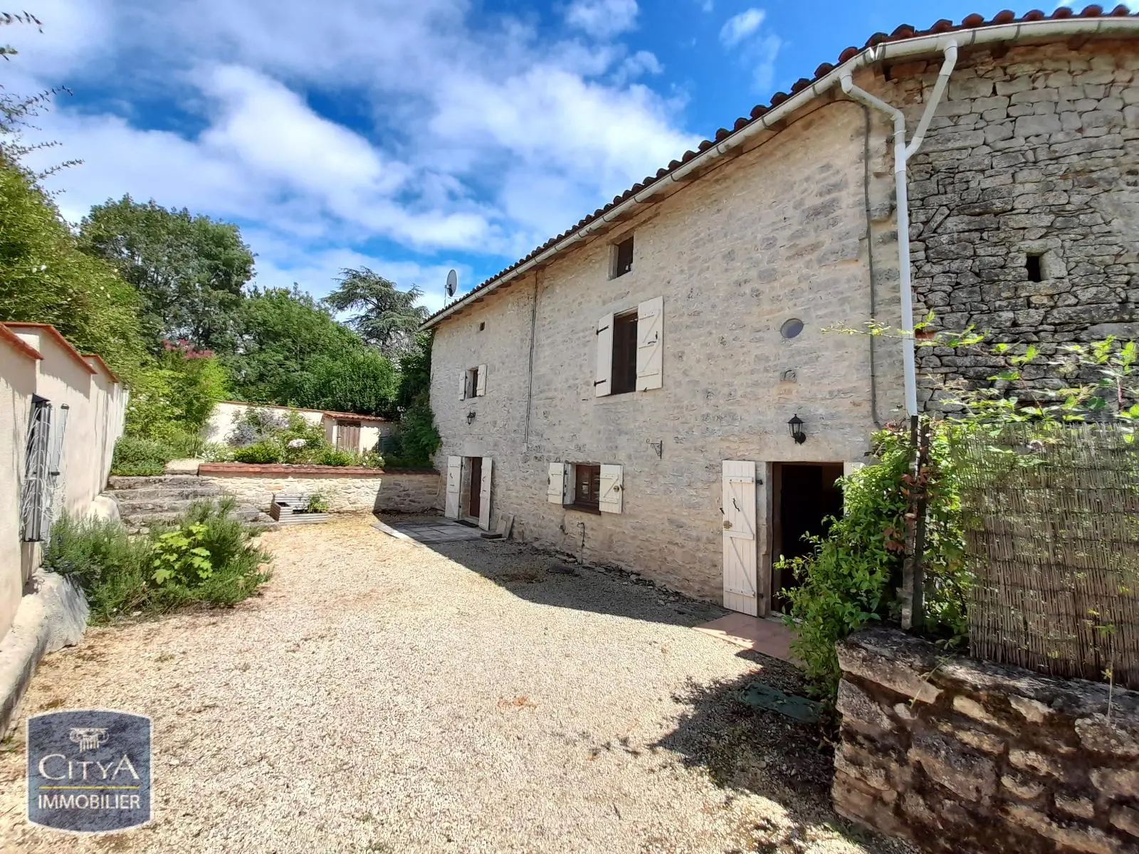 Maison 3 pièces 88 m² · à Nanteuil-en-Vallée · 87,6 m² · 635 €/mois