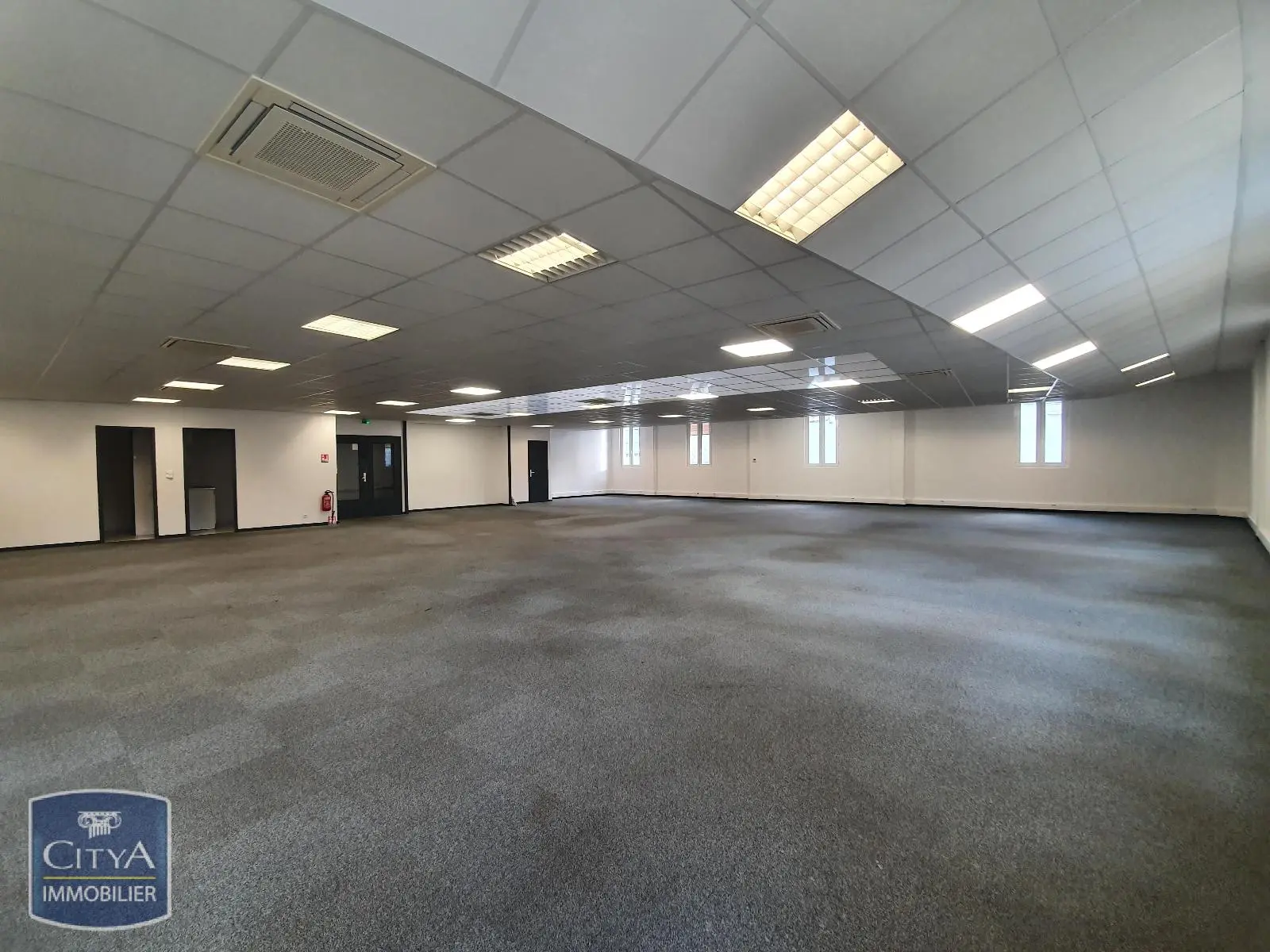 Photo 1 Local Professionnel 200m²