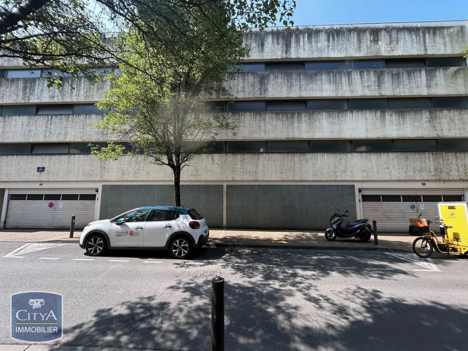 Photo 1 Parking