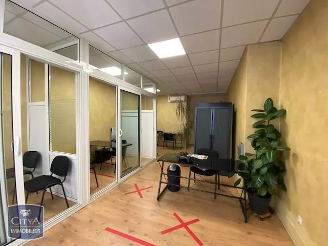 Illustration pour Local Commercial 54m² Photo Local Commercial 54m²