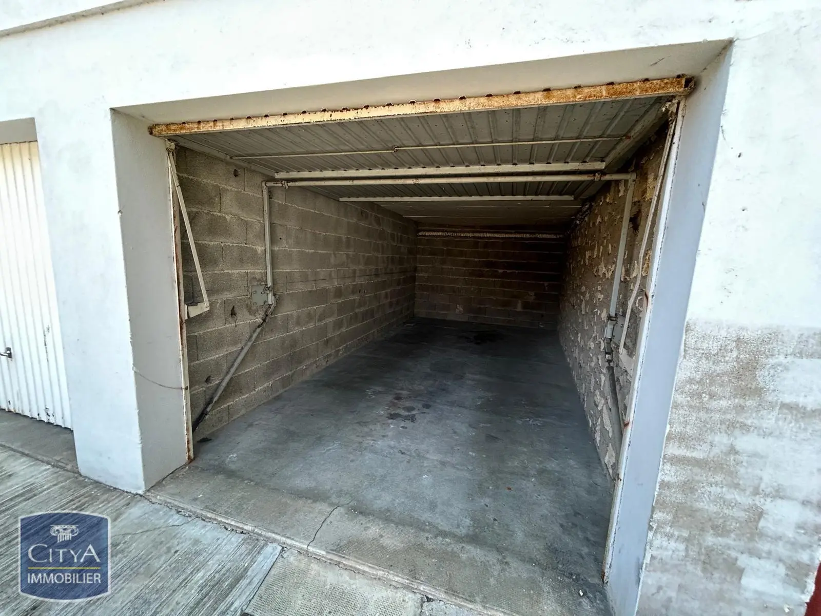 Photo 2 Parking