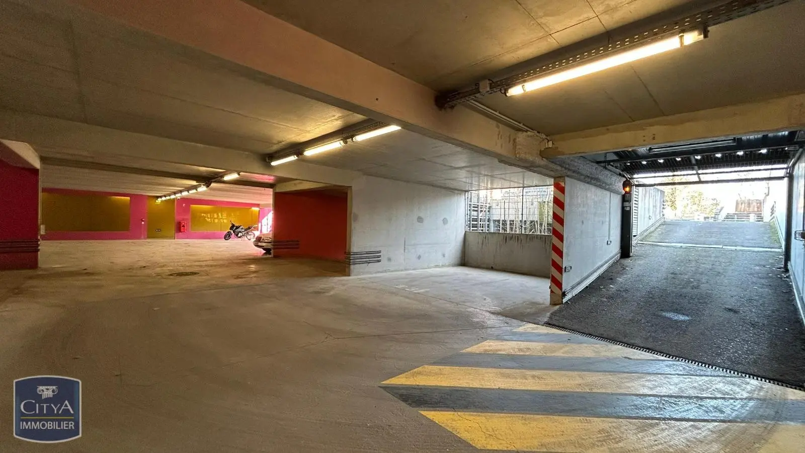 Photo 6 Parking