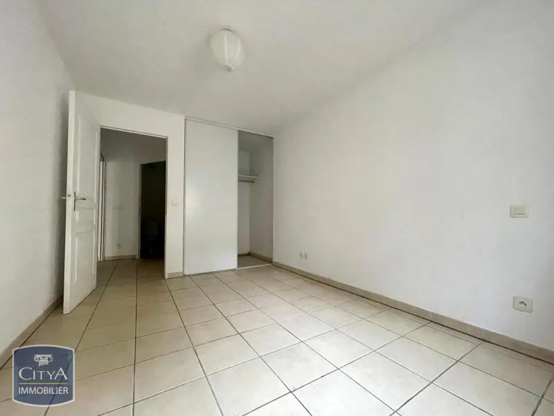 T2 BEZIERS CHAMBRE AVEC PLACARD