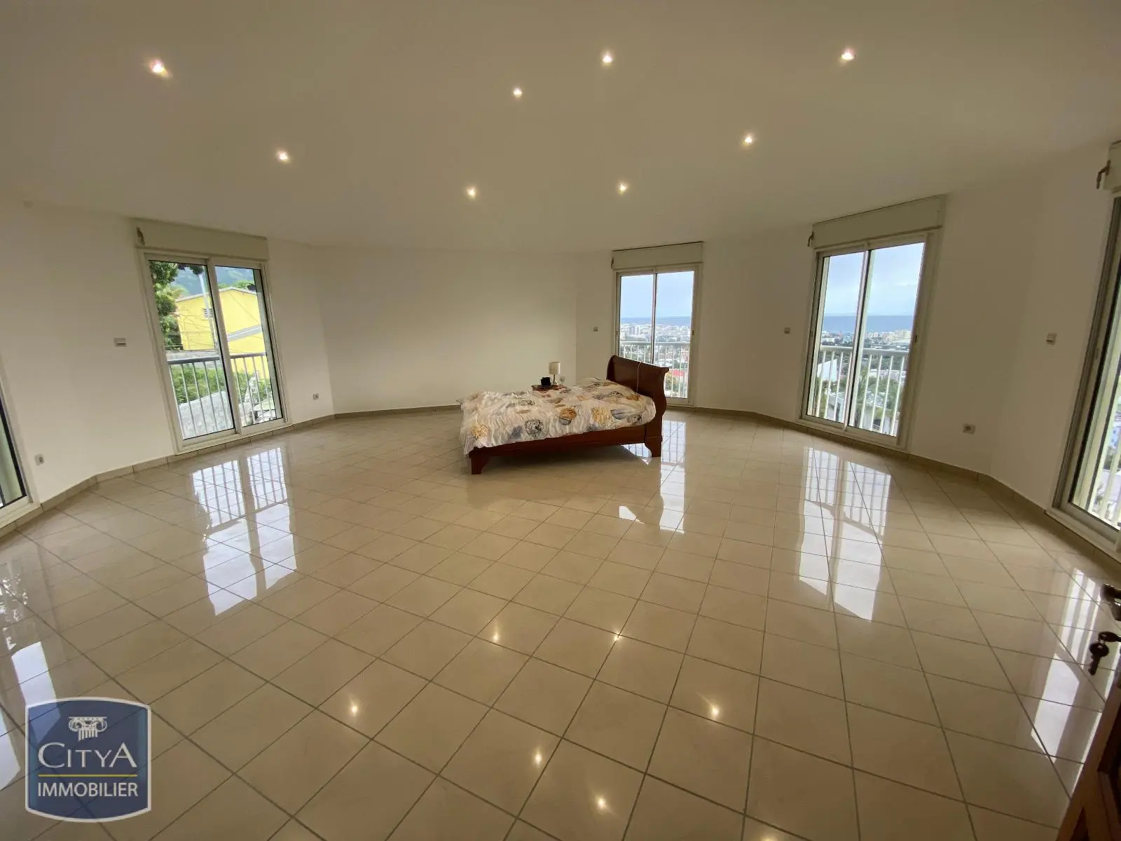 Photo 1 Maison 8 pièces 305.12m²