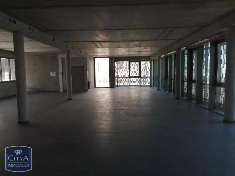 Illustration pour Local Commercial 226m² Photo Local Commercial 226m²