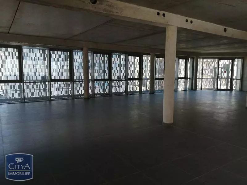 Illustration pour Local Commercial 226m² Photo Local Commercial 226m²