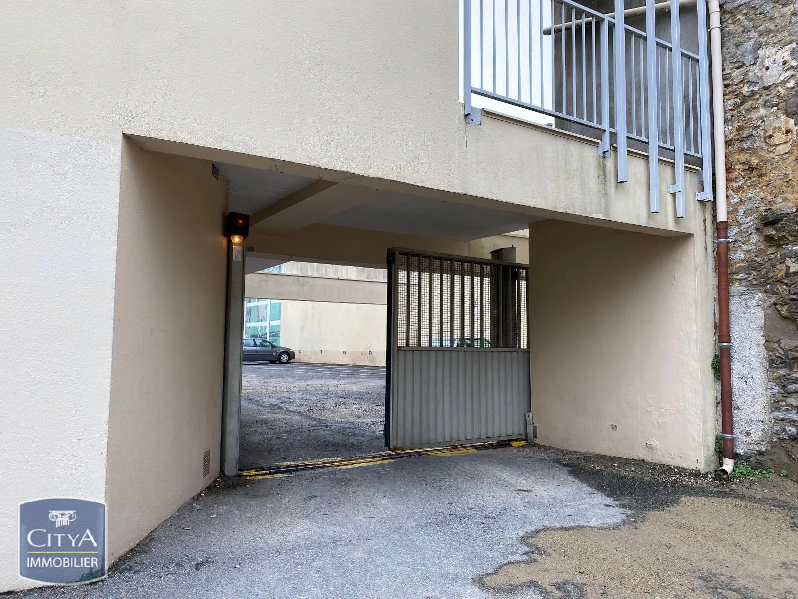 Photo 1 parking Laval