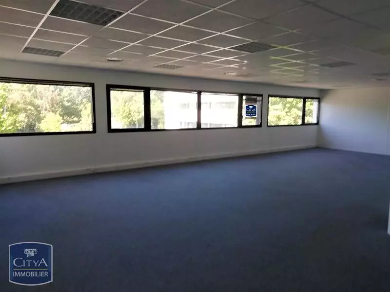 Illustration pour Local Professionnel 370m² Photo Local Professionnel 370m²