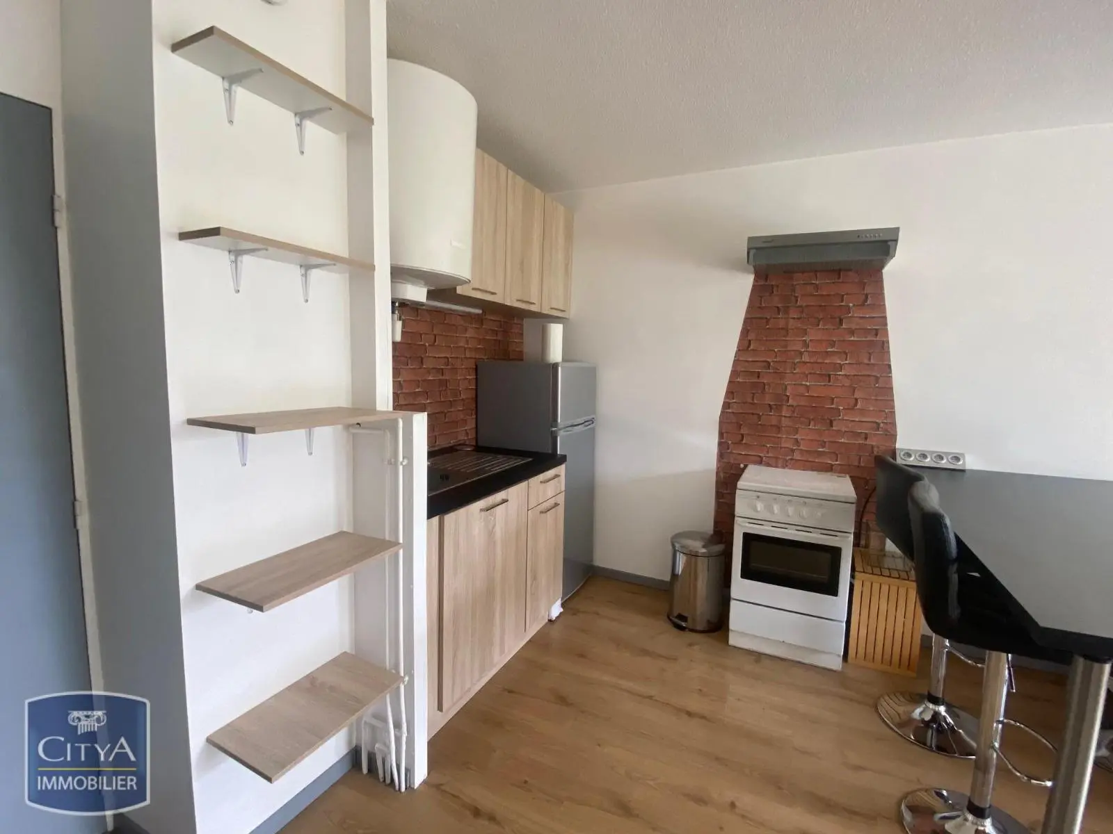 A LOUER T2 MEUBLE CUISINE EQUIPEE