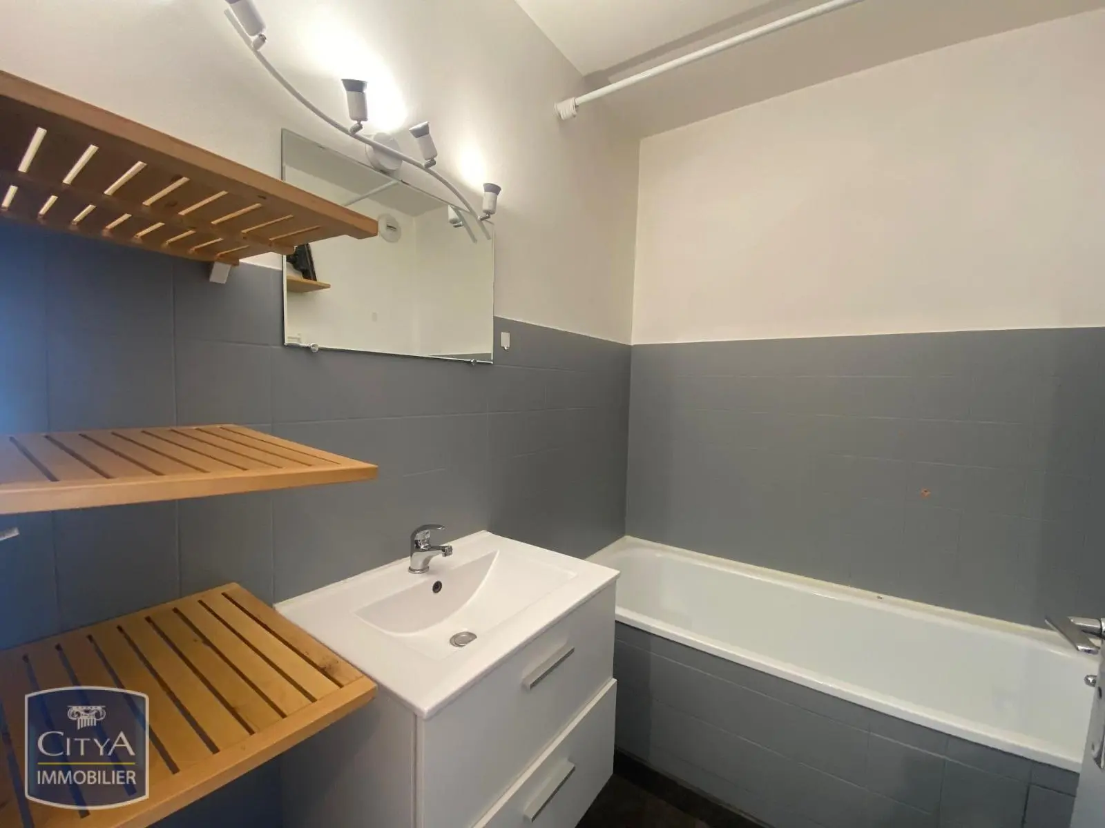 LOCATION 2 PIECES AVEC SALLE DE BAINS