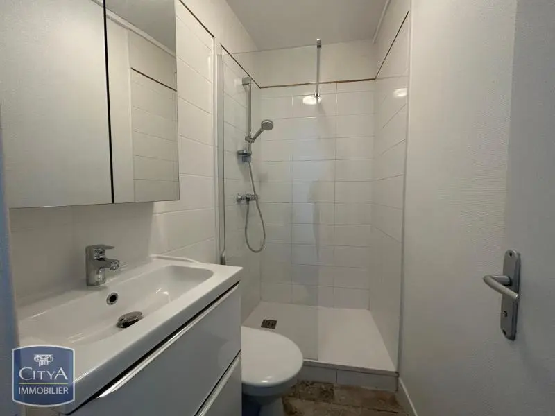 A LOUER 1 PIECE AVEC SALLE D'EAU
