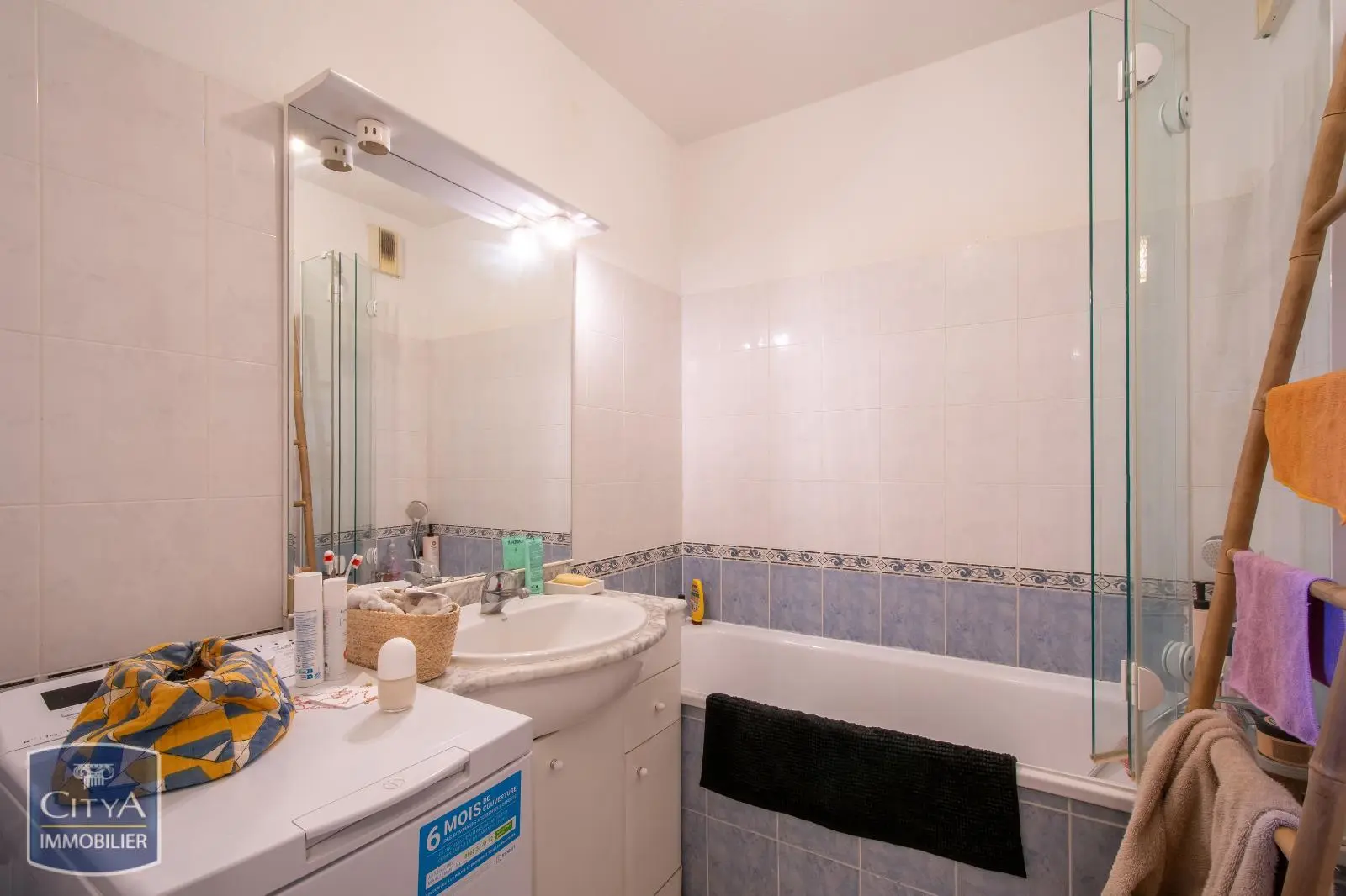 Salle de bains avec vasque