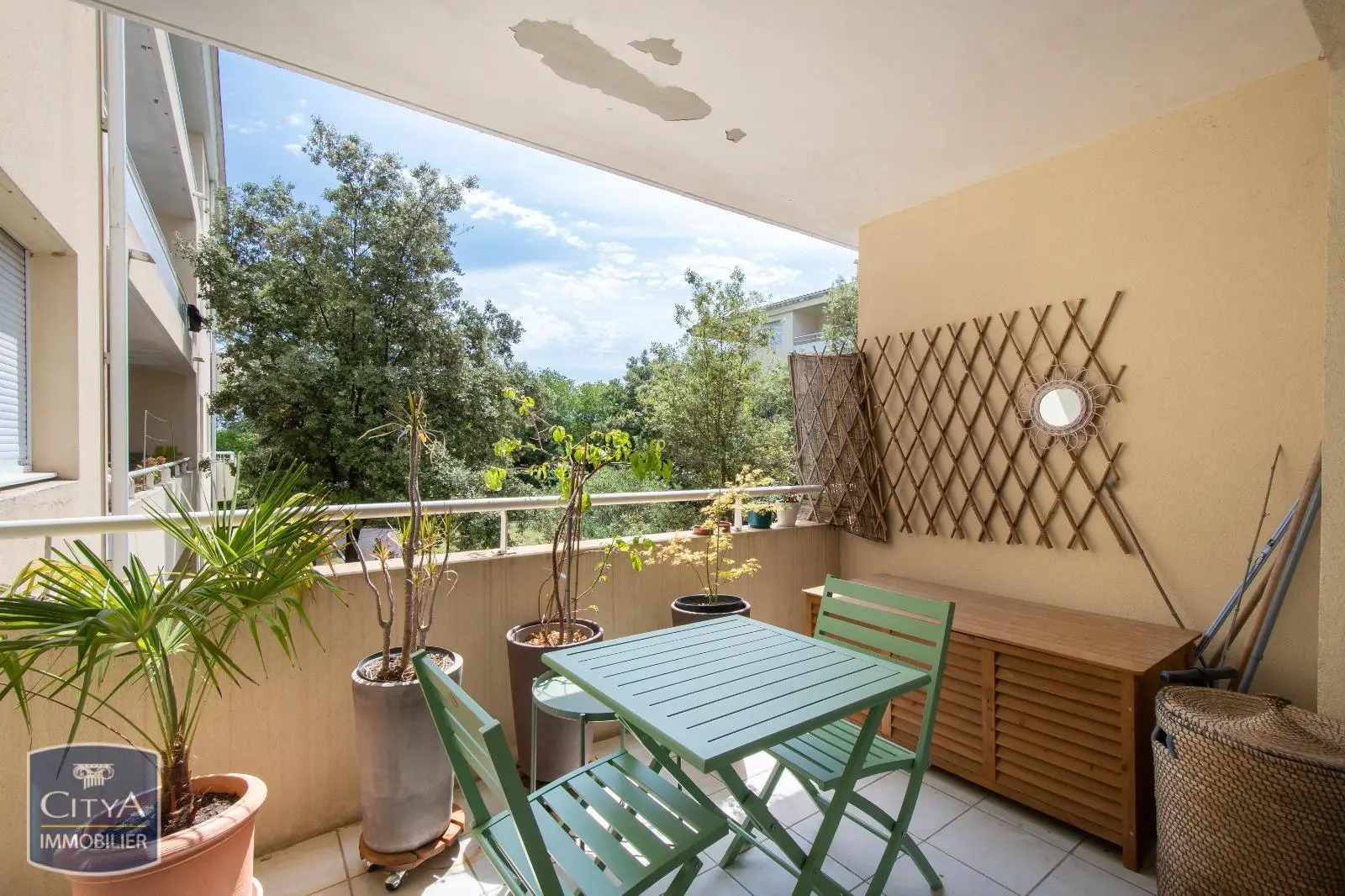 Terrasse avec vue sur Parc boisé de la résidence