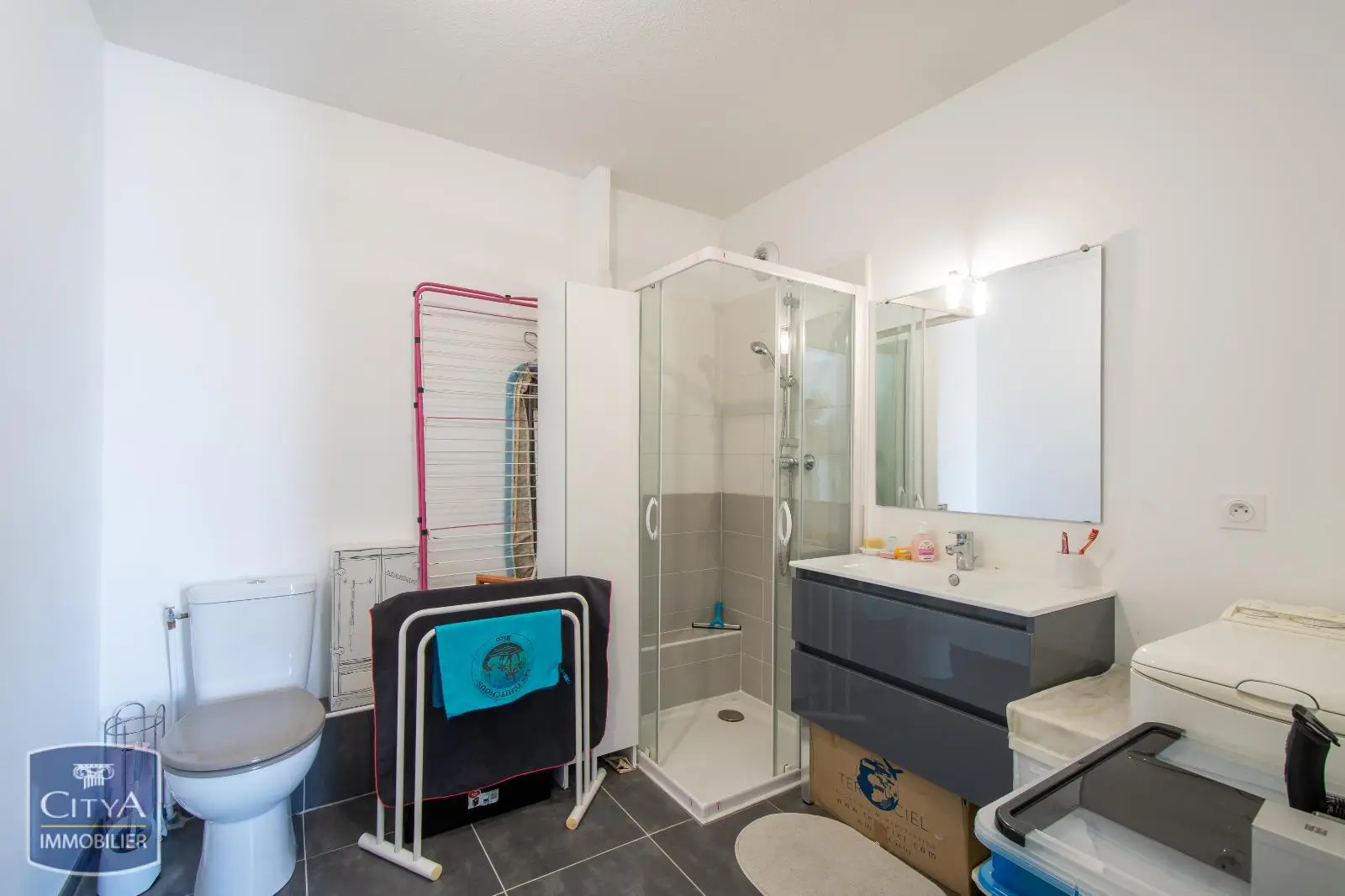 Spacieuse salle d'eau avec vasque et WC