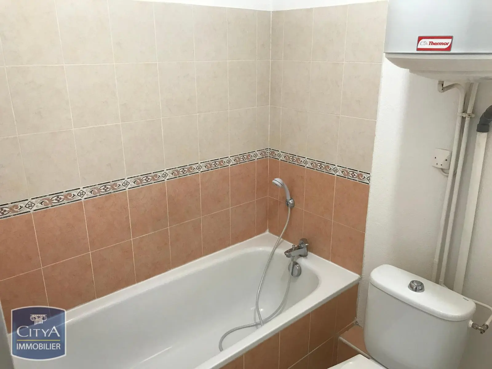 Salle de bain avec baignoire
