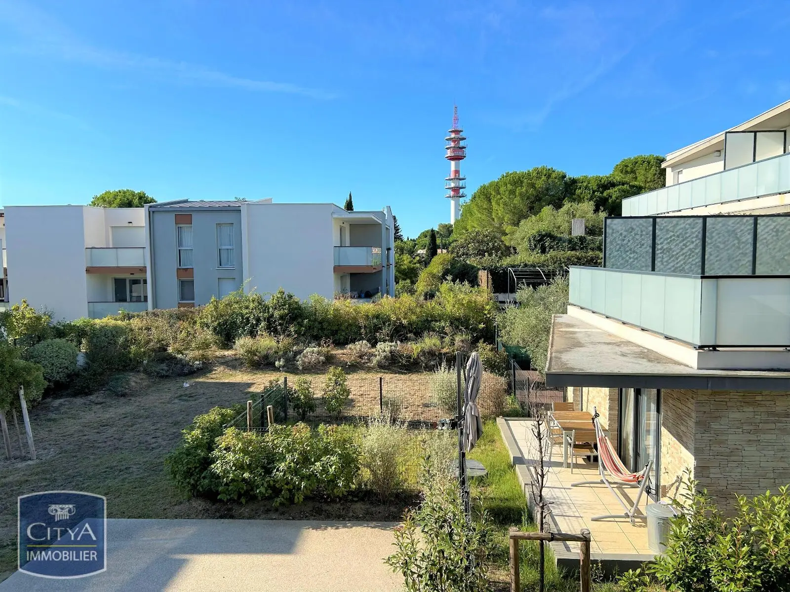 Résidence intimiste ouvert sur jardin paysagé et abordé
