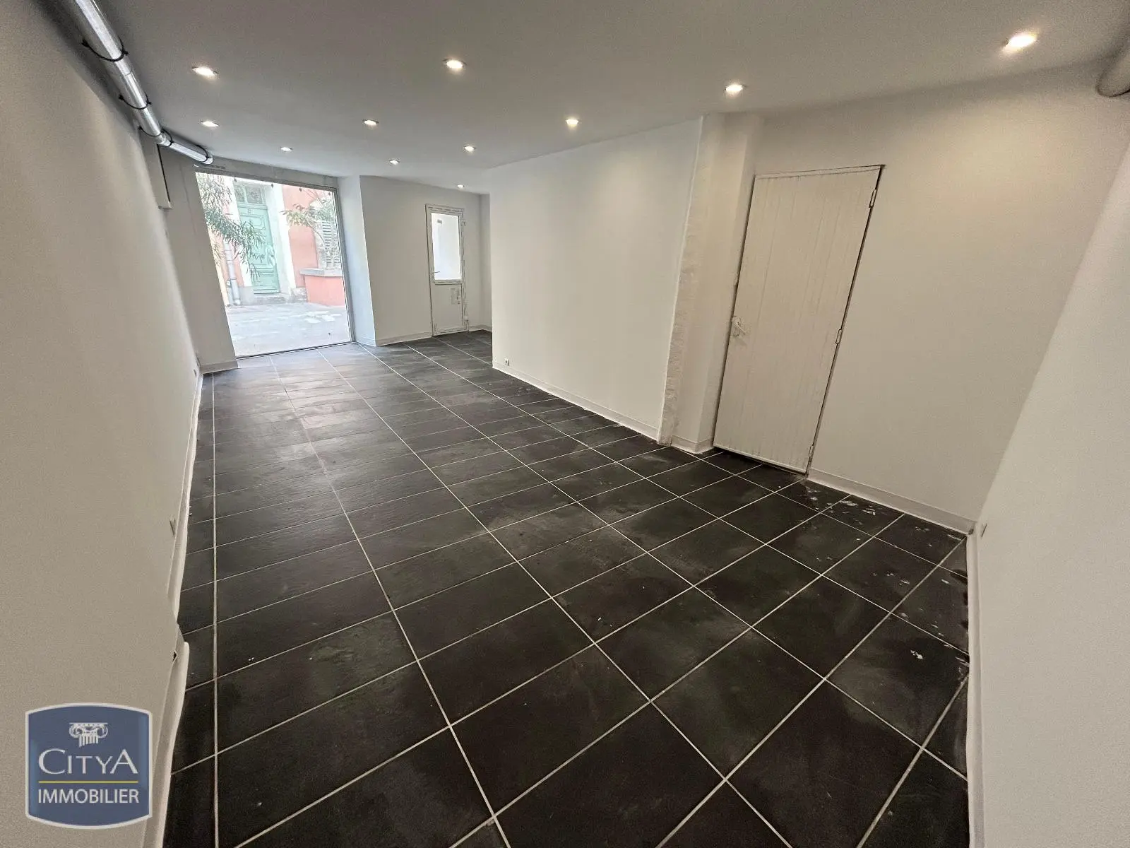 Photo 1 Local Commercial