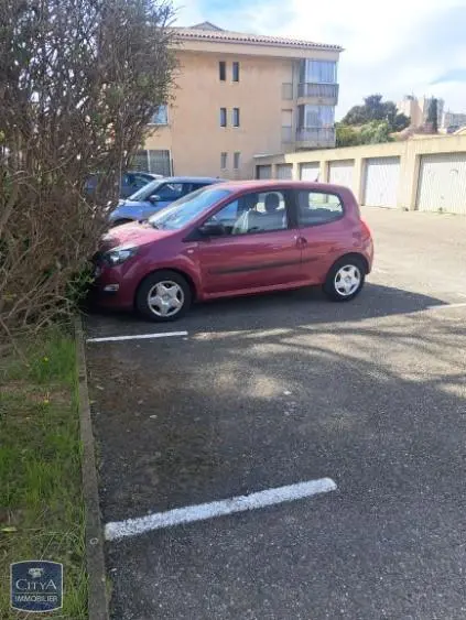 Photo 2 Parking