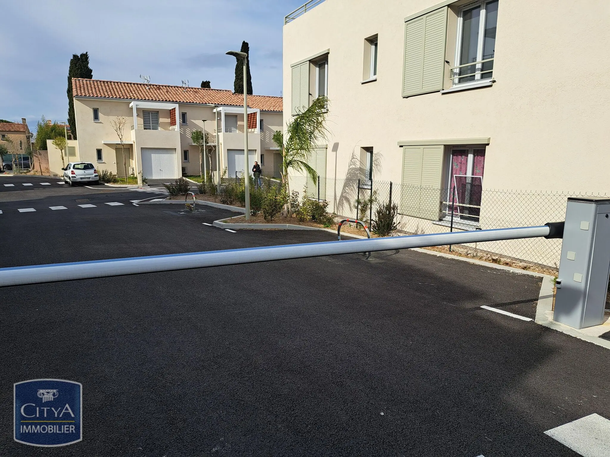 Photo 1 Parking