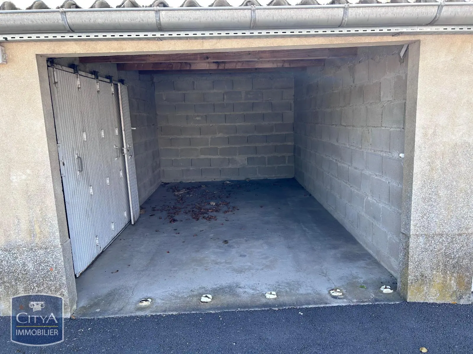 Photo 2 Parking