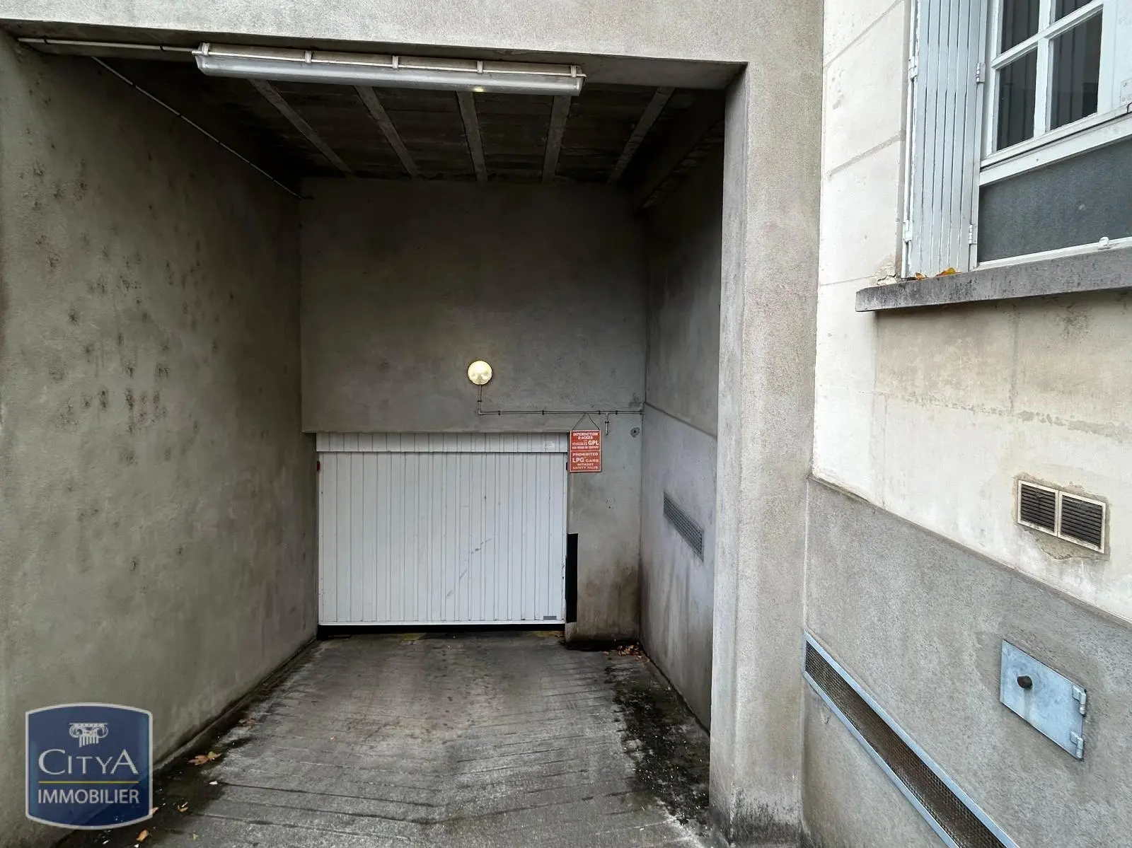 Photo 3 Parking