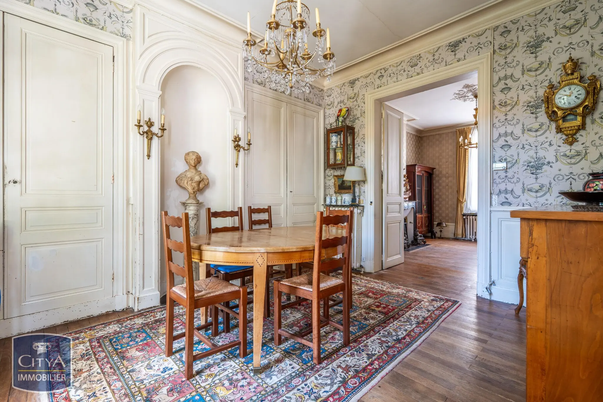 Photo 1 Maison 10 pièces 239m²