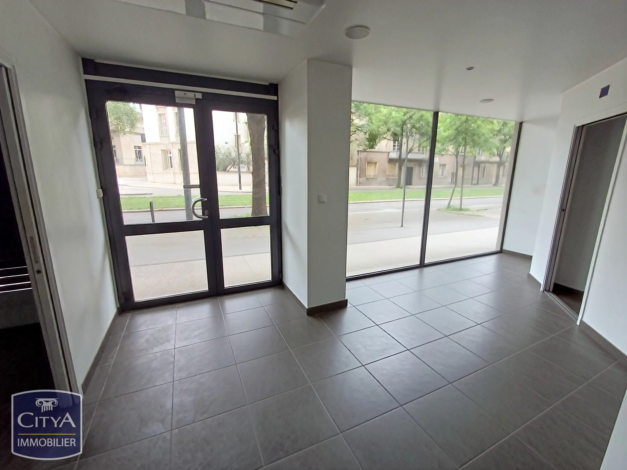 Photo 3 Local Commercial 100m²