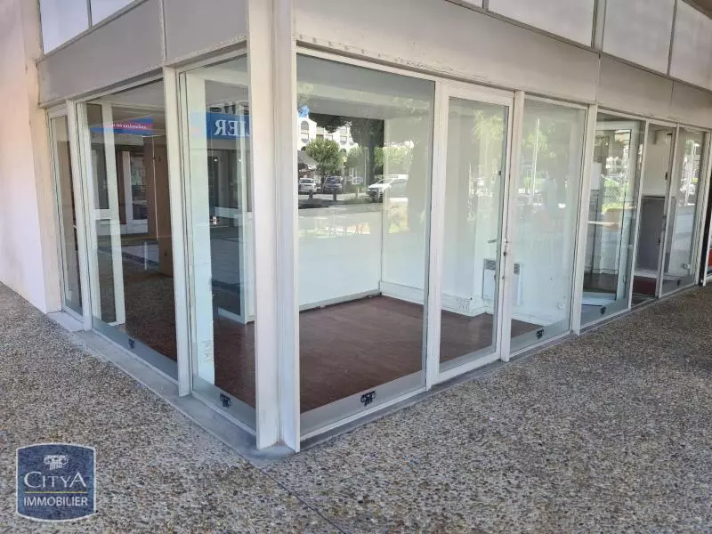 Illustration pour Local Commercial 135m² Photo Local Commercial 135m²