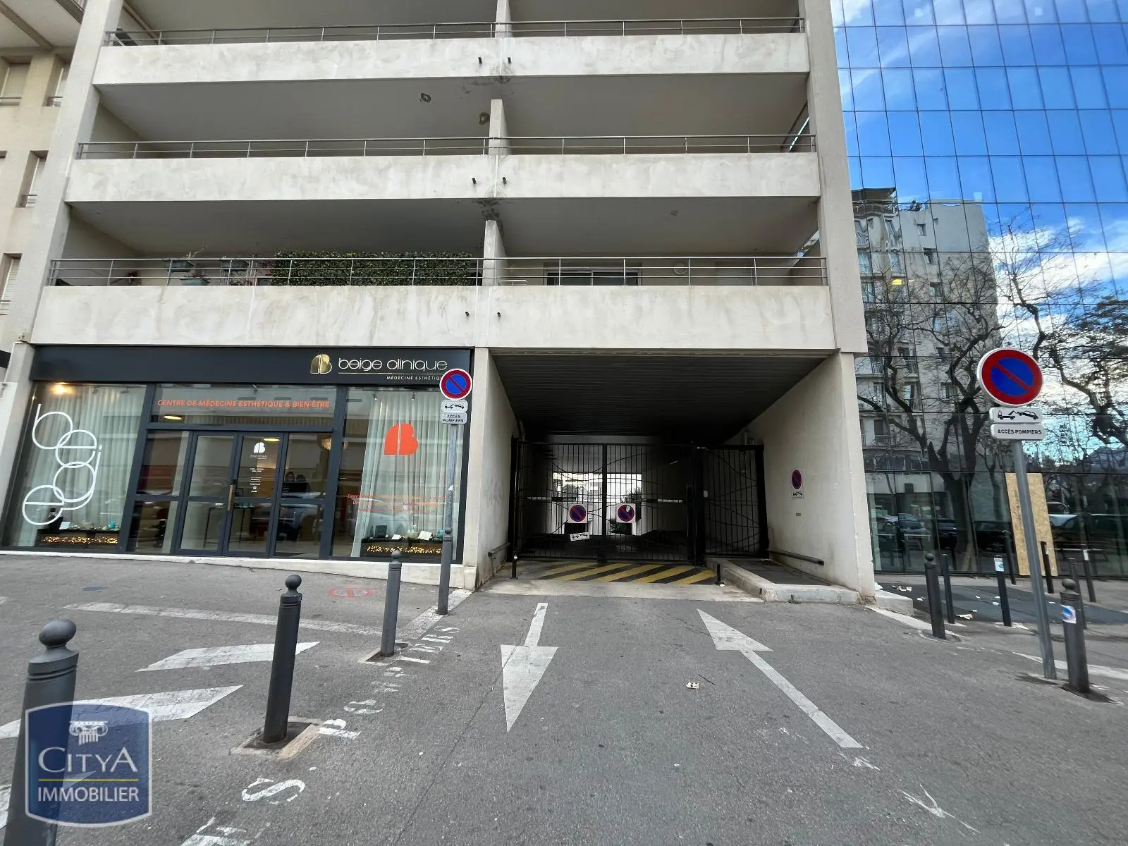 Photo 1 Parking