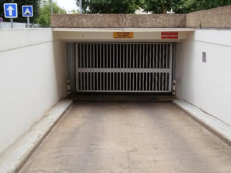Photo 2 Parking