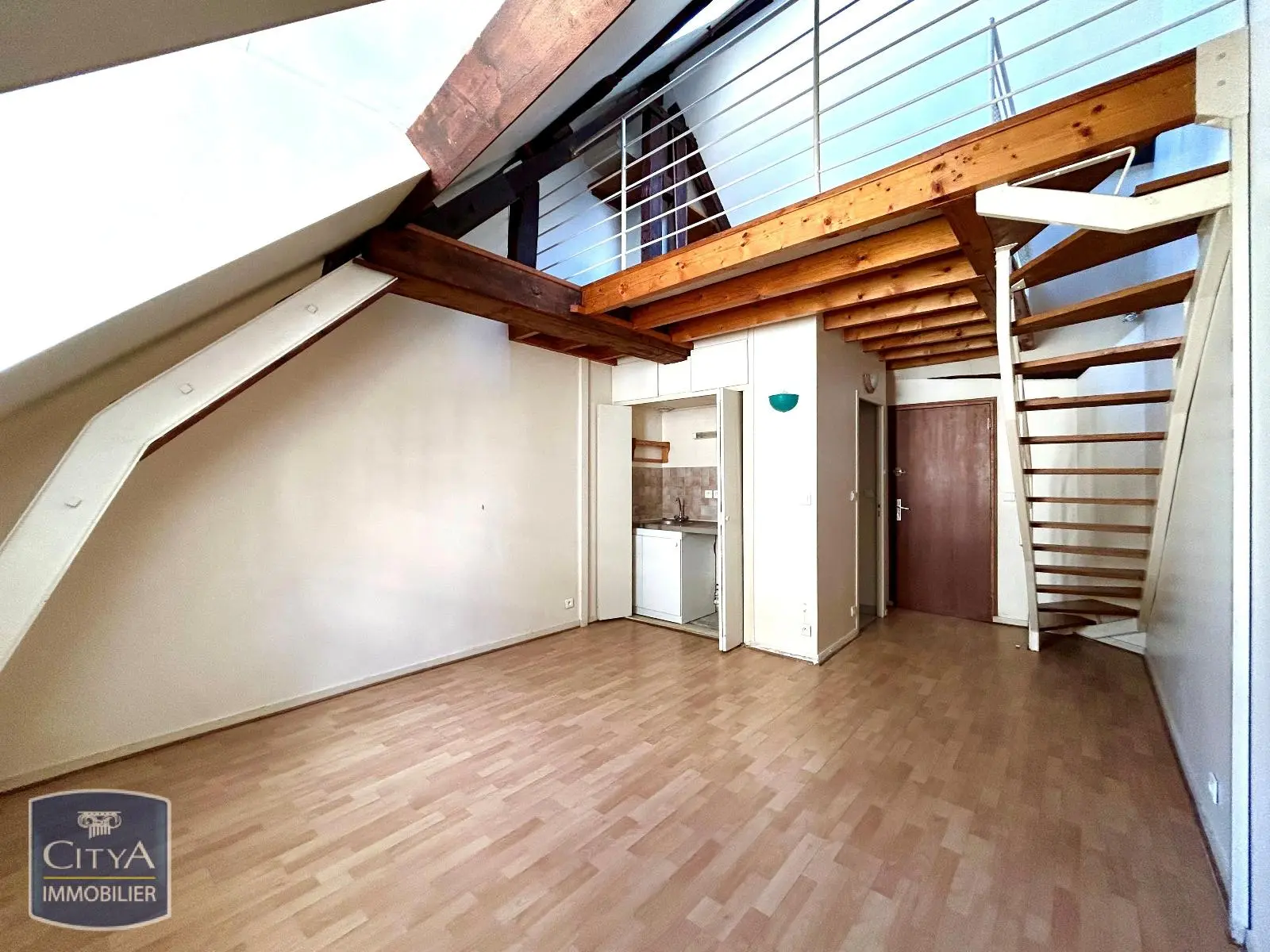Photo 1 Appartement 1 pièce 22.7m²